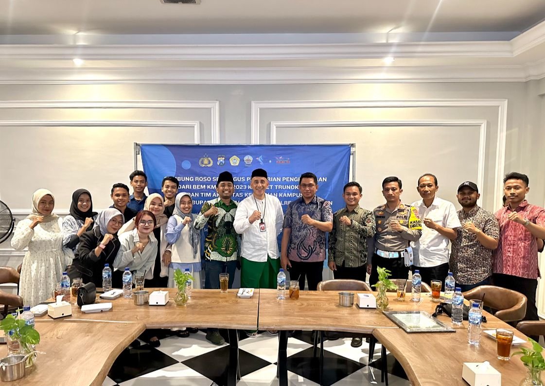 BEM KM UTM 2023 Kabinet Trunokarya Beri Penghargaan Pj Bupati Bangkalan dan Kapolres Bangkalan