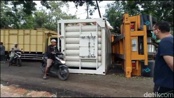 Akses Bangkalan-Sampang Macet 4 KM akibat Truk yang Terguling