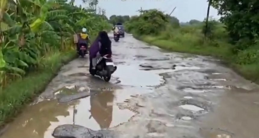 Kondisi Jalan Kwanyar - Modung Rusak Bertahun-tahun Tuai Keluhan Masyarakat 1 Kondisi Jalan Kwanyar - Modung Rusak Bertahun-tahun Tuai Keluhan Masyarakat