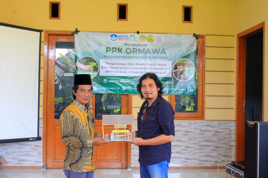Wujudkan Desa Mandiri Pangan, Pengabdian Masyarakat Tahun Ke-2 Tim PPK ORMAWA HIMAGROTEK dengan Implementasi Hidroponik, IoT, dan Panel Surya 2 Wujudkan Desa Mandiri Pangan, Pengabdian Masyarakat Tahun Ke-2 Tim PPK ORMAWA HIMAGROTEK dengan Implementasi Hidroponik, IoT, dan Panel Surya