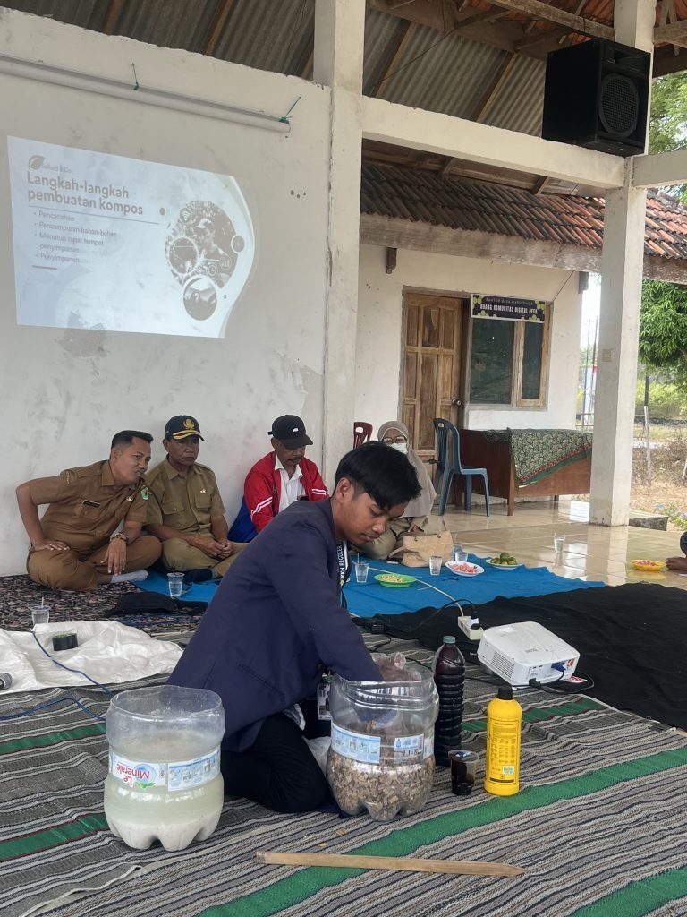 Mahasiswa KKN-17 UTM Olah Limbah Pertanian Jadi Kompos Organik 2 Mahasiswa KKN-17 UTM Olah Limbah Pertanian Jadi Kompos Organik