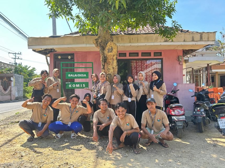 Manfaatkan Limbah Kayu, KKN-15 UTM Sulap Limbah Kayu Bangku Sekolah Jadi Plang Jalan Desa