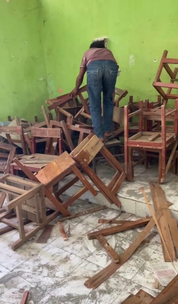 Manfaatkan Limbah Kayu, KKN-15 UTM Sulap Limbah Kayu Bangku Sekolah Jadi Plang Jalan Desa