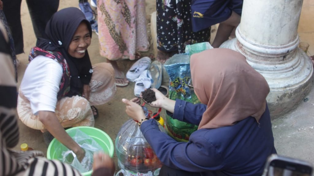 Mahasiswa KKN-13 UTM Sosialisasi Pembuatan Pupuk Kompos Organik dari Limbah Rumah Tangga 