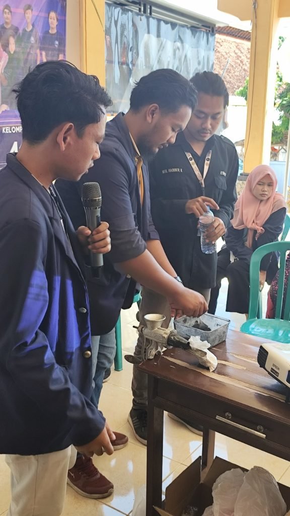 Inovasi Energi Terbarukan: KKN 41 Sosialisasi dan Gelar Pelatihan Pemanfaatan Limbah Kayu dan Batok Kelapa untuk Briket di Kebundadap Timur, Sumenep