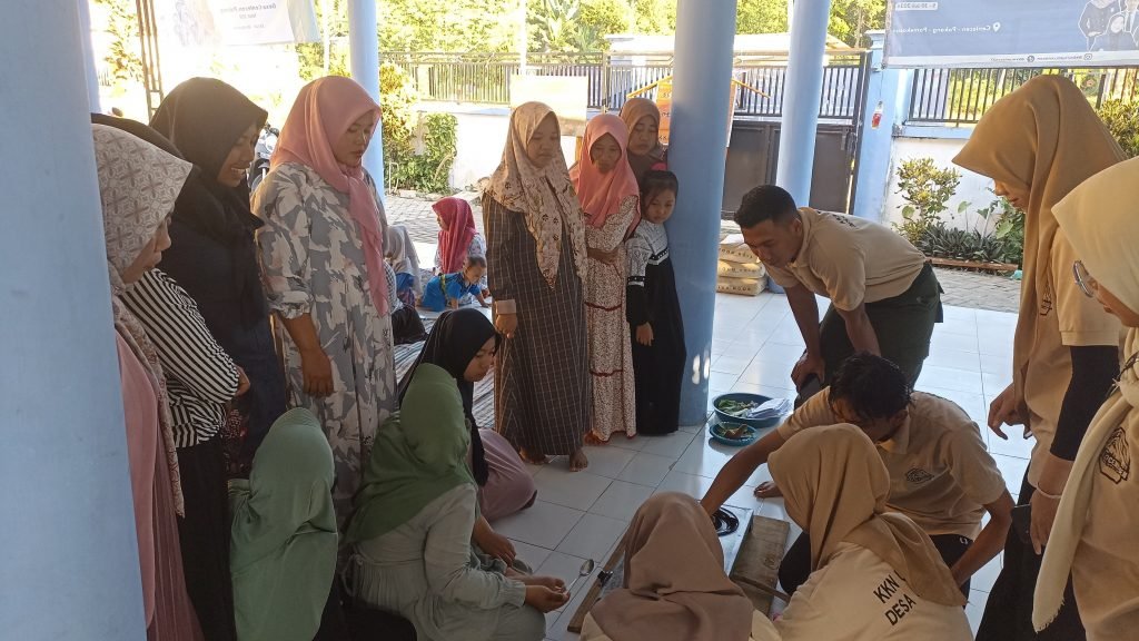 Mahasiswa KKN-27 UTM Sosialisasi Pembuatan Batik Ecoprint dan Lilin Aroma Terapi dari Minyak Jelantah 2 Mahasiswa KKN-27 UTM Sosialisasi Pembuatan Batik Ecoprint dan Lilin Aroma Terapi dari Minyak Jelantah