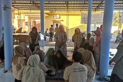 Mahasiswa KKN-27 UTM Sosialisasi Pembuatan Batik Ecoprint dan Lilin Aroma Terapi dari Minyak Jelantah
