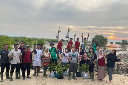 Penanaman Mangrove oleh DKP Provinsi Jawa Timur bersama Mahasiswa Universitas Trunojoyo Madura dan Mahasiswa STAIS Bangkalan