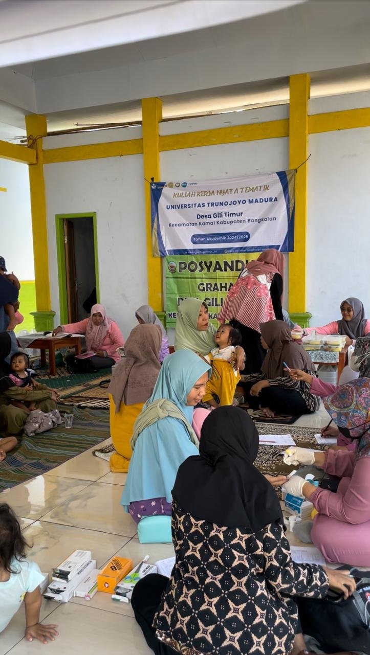 Cegah Stunting, Mahasiswa KKN-T UTM Turut Andil dalam Kegiatan Posyandu