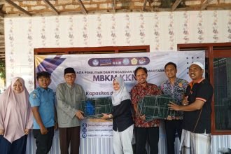 Penyerahan Bubu secara simbolis oleh Tim Dosen Pembimbing Lapangan kepada Nelayan di Desa Padangdangan, Kecamatan Pasongsongan, Sumenep.