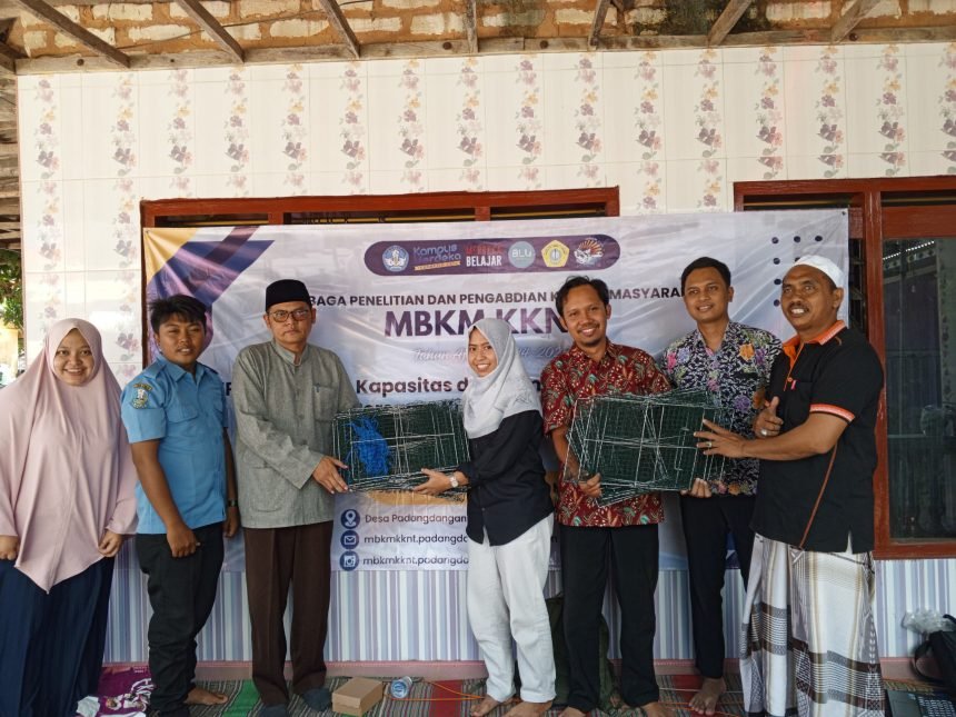 Penyerahan Bubu secara simbolis oleh Tim Dosen Pembimbing Lapangan kepada Nelayan di Desa Padangdangan, Kecamatan Pasongsongan, Sumenep.