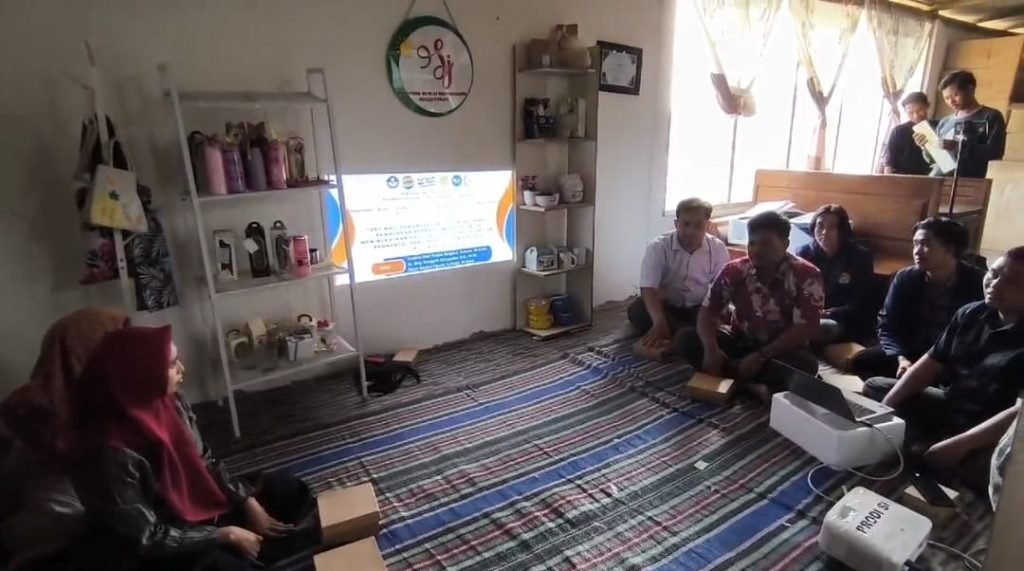 Inovasi Digital : Tim Pengabdian Masyarakat UTM Tingkatkan Pemasaran dan Produksi di Souvenir Murah Bojonegoro 2 Inovasi Digital : Tim Pengabdian Masyarakat UTM Tingkatkan Pemasaran dan Produksi di Souvenir Murah Bojonegoro