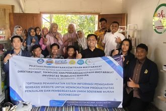Inovasi Digital : Tim Pengabdian Masyarakat UTM Tingkatkan Pemasaran dan Produksi di Souvenir Murah Bojonegoro