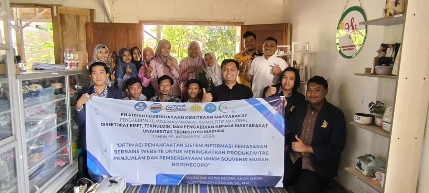 Inovasi Digital : Tim Pengabdian Masyarakat UTM Tingkatkan Pemasaran dan Produksi di Souvenir Murah Bojonegoro