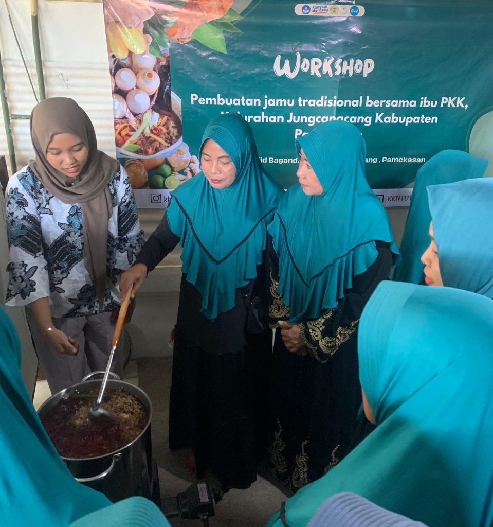 Workshop Inovatif oleh Kelompok Mahasiswa Pengabdian Masyarakat UTM Mendapat Respon Positif dari Warga Jungcangcang 2 Workshop Inovatif oleh Kelompok Mahasiswa Pengabdian Masyarakat UTM Mendapat Respon Positif dari Warga Jungcangcang