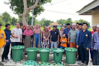 Dosen dan Mahasiswa UTM Beri Pelatihan Pembuatan Aquaponik dari Ember di Desa Banyuajuh, Bangkalan