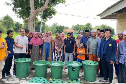 Dosen dan Mahasiswa UTM Beri Pelatihan Pembuatan Aquaponik dari Ember di Desa Banyuajuh, Bangkalan