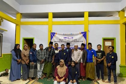 Mahasiswa KKN-T UTM Adakan Pelatihan Desain Grafis untuk Tingkatkan Kemampuan Perangkat Desa Gili Timur