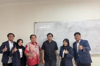 Mahasiswa penerima pendanaan IRN berfoto bersama dosen pembimbing