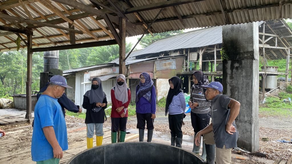 Peningkatan Kompetensi Mahasiswa MBKM di PT. Tjandi Sewu Baru Melalui Inovasi Pengolahan Limbah Daun Cengkeh