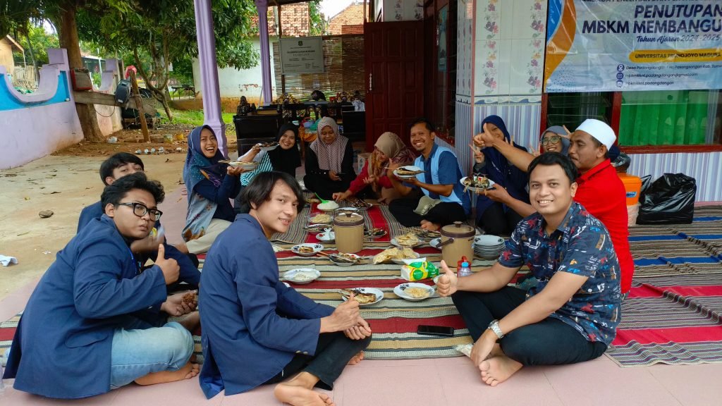 Penutupan KKN Membanngun Desa dan Makan Bersama Olahan Hasil Tangkap Nelayan Kelompok Fajar Laut Padangdangan, Sumenep 2 Penutupan KKN Membanngun Desa dan Makan Bersama Olahan Hasil Tangkap Nelayan Kelompok Fajar Laut Padangdangan, Sumenep