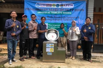 Tim Pengabdian UTM Hibahkan Mesin Pembersih Teripang dan Pengering Solar Dryer untuk Tingkatkan Produktivitas dan Kualitas Kerupuk Teripang di UKM Sari Laut Socah