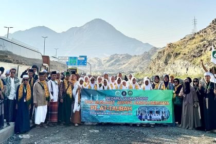 Muslimat As-Syifa PP Darul Ulum Az-Zainy Umroh Bersama PT At-Taubah Tuor