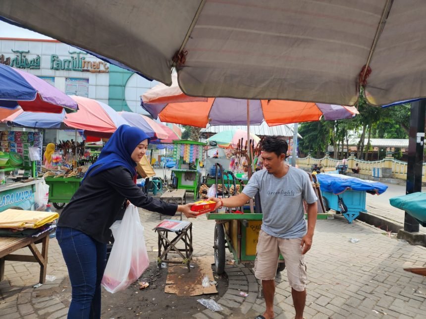 Bagikan Ratusan Nasi Kotak, BRI Bangkalan Ajak Warga Dukung Transaksi Digital