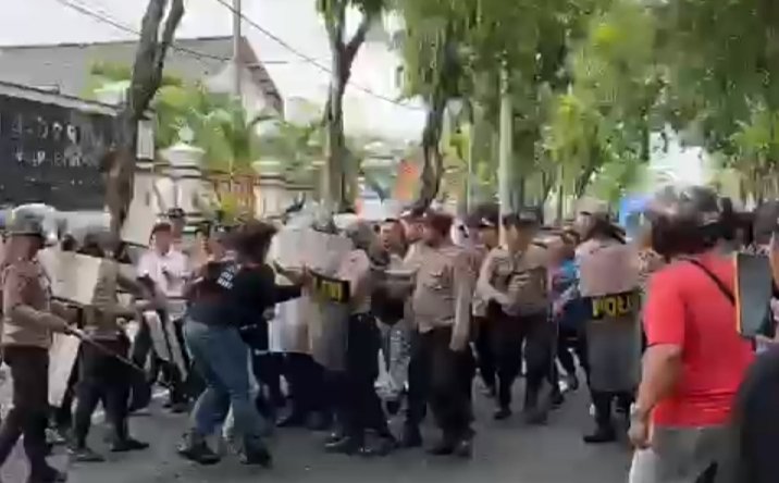 Pupuk Bersubsidi Dijual di Atas HET, Gabungan BEM Geruduk DPRD Sampang