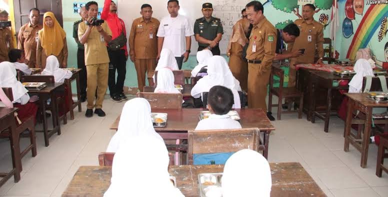 Tidak Pernah Diberi Tahu Upah Karyawan Berapa, Petugas MBG di Sumenep Berhenti