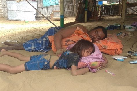 Keunikan Tradisi Tidur di Pasir Desa Legung Timur Menarik Perhatian Dunia (Ilustrasi)