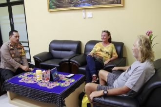 Kapolres Sumenep Memberikan Semangat Kepada WNA Asal Australia yang Terdampar di Perairan Gili Iyang