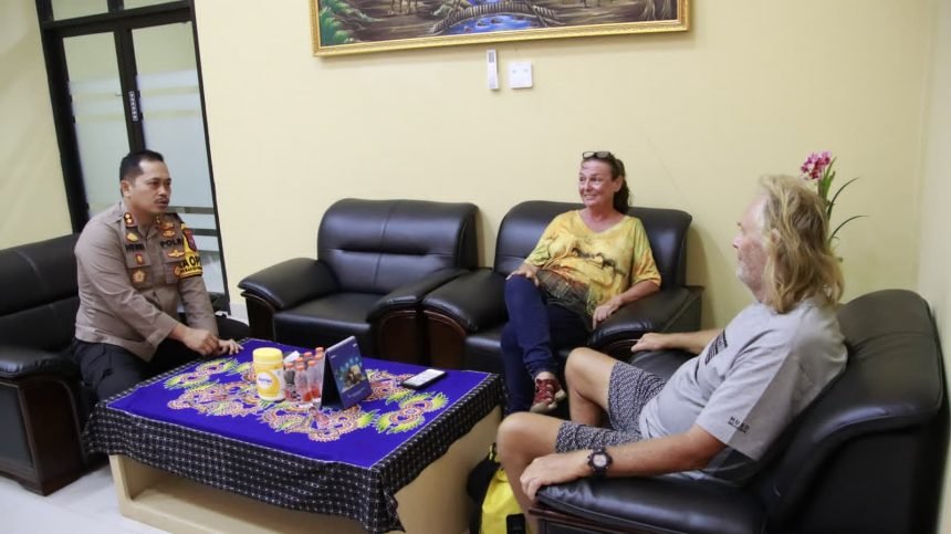 Kapolres Sumenep Memberikan Semangat Kepada WNA Asal Australia yang Terdampar di Perairan Gili Iyang