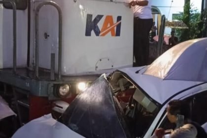 Mobil Ertiga Ringsek Ditabrak Kereta Api di Asemrowo Surabaya