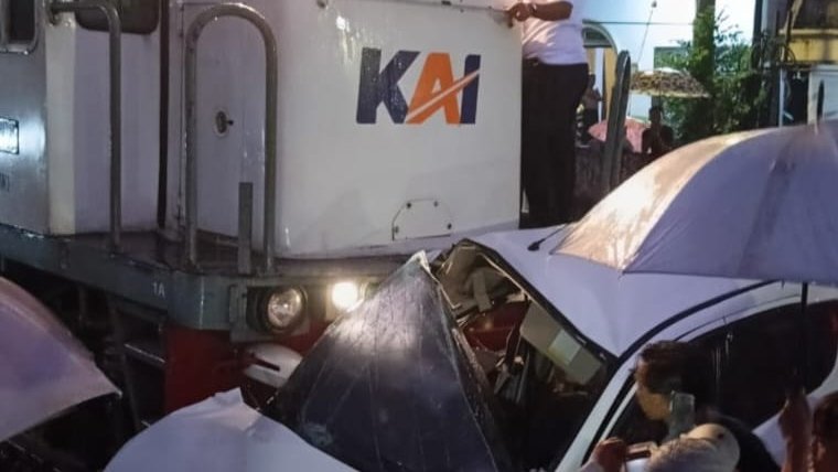 Mobil Ertiga Ringsek Ditabrak Kereta Api di Asemrowo Surabaya