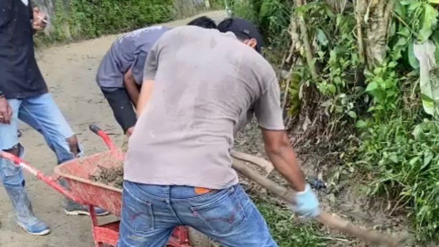 Warga Desa Dempo Barat Swadaya Buat Saluran Air dan Tambal Jalan Berlubang