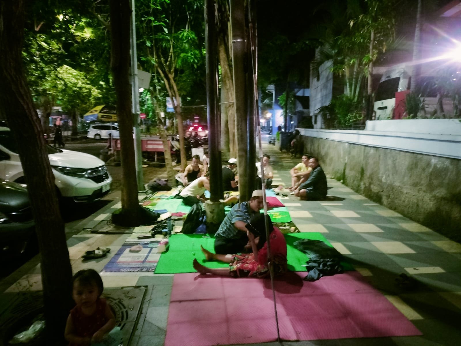 Jasa Pijat Pinggir Trotoar Depan Hotel Darmo Taman Bungkul Surabaya Ramai Pengunjung (Ilustrasi)