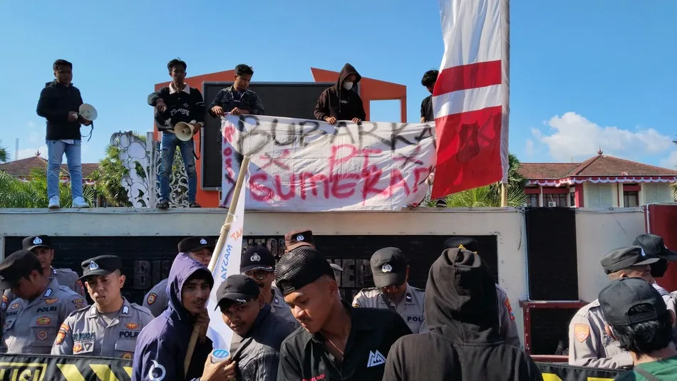 AMPS Demo Kantor Pemkab Sumenep, Tuntut Bubarkan PT Sumekar