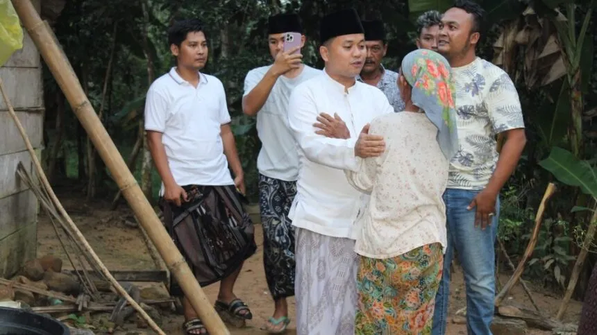 Lanjutkan Aksi Kemanusiaan, Slamet Ariyadi Datangi Nenek Sebatang Kara yang Tinggal Di Hutan 1 Lanjutkan Aksi Kemanusiaan, Slamet Ariyadi Datangi Nenek Sebatang Kara yang Tinggal Di Hutan