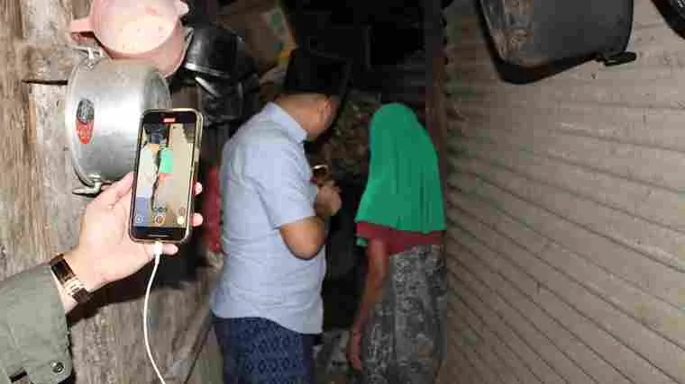 Bantu Warga Miskin, Legislator Muda Madura Blusukan ke Pelosok Desa