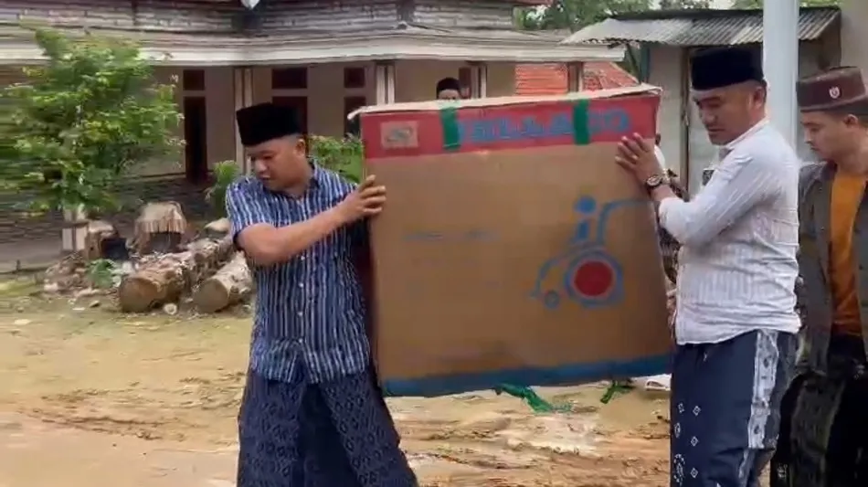 Peduli Masyarakat Dapil, Legislator Muda Madura Bantu Kursi Roda