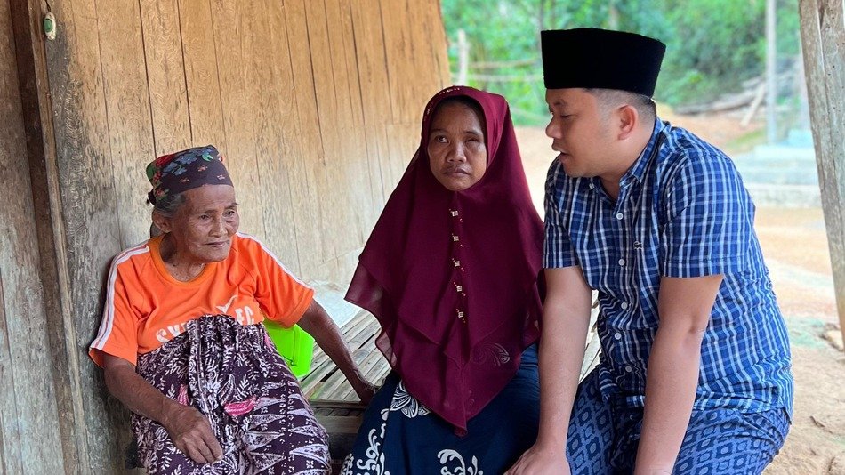 Politisi Muda Madura Blusukan ke Rumah Warga Penyandang Disabilitas Tunarungu