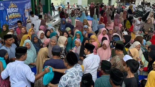 Slamet Ariyadi Gelar PANsar Murah di Sampang, Warga Mengaku Terbantu