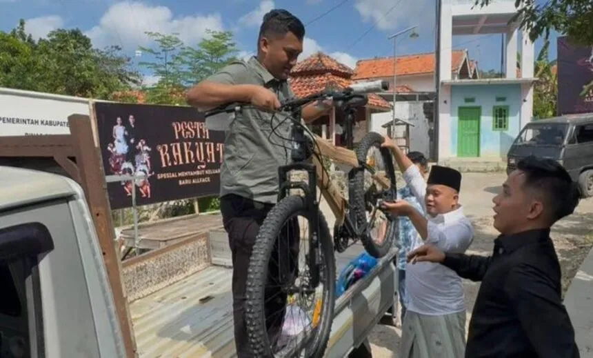 Naik Mobil Pick Up, Legislator Muda PAN Antar Langsung Sepeda untuk Siswa SMPN 4 Jrengik yang Viral di Media Sosial