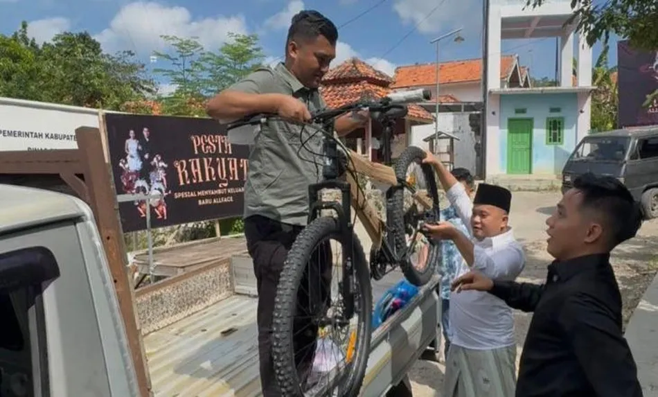 Naik Mobil Pick Up, Legislator Muda PAN Antar Langsung Sepeda untuk Siswa SMPN 4 Jrengik yang Viral di Media Sosial