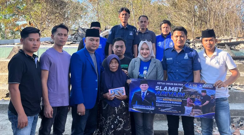 Rumah Bu Bije Terbakar, Legislator Muda Madura H. Slamet Ariyadi Bergerak Kirim Bantuan
