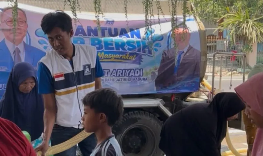 Peduli Warga Terdampak Kekeringan, Slamet Ariyadi melalui DPC PAN Robatal Salurkan Air Bersih di Desa Sawah Tengah